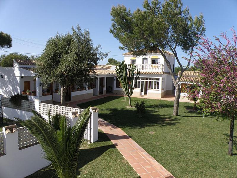 Hostal Las Acacias Los Canos De Meca Bagian luar foto