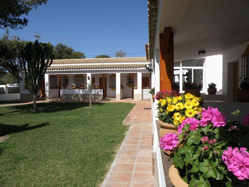 Hostal Las Acacias Los Canos De Meca Bagian luar foto