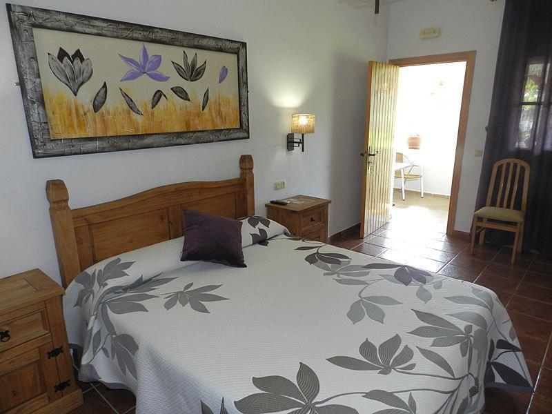 Hostal Las Acacias Los Canos De Meca Bagian luar foto